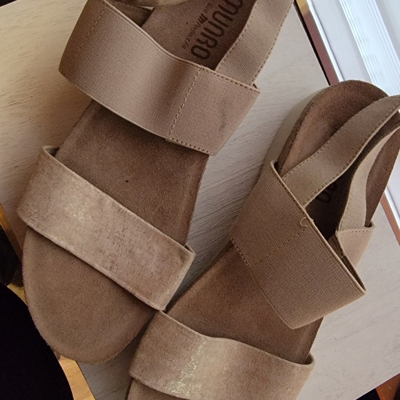Women's Munro Sandals, Tan with Gold flakes, proper size M perfect fit shoes - Picture 6 of 13